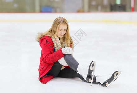 人,运动,创伤,疼痛休闲的轻的女人摔倒溜冰场上,抱着她的膝盖背景图片