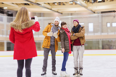 人,友谊,技术休闲快乐的朋友溜冰场用智能手机拍照图片