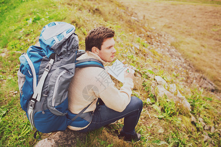 冒险,旅行,旅游,徒步旅行人的男人背包坐地上后高清图片