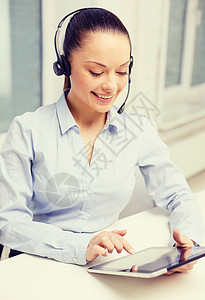 商务,通信呼叫中心友好的女帮助热线运营商与耳机平板电脑背景图片