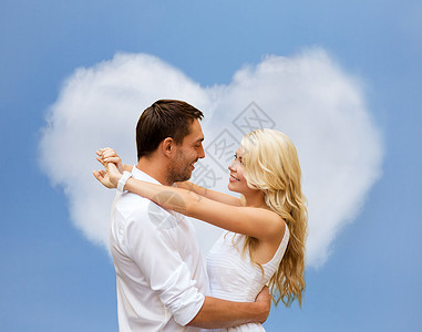 暑假,人们,爱情约会的幸福的夫妇拥抱心形的云蓝天背景图片