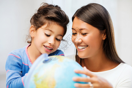 家庭,孩子,教育,学校幸福的人的母亲女儿与地球图片