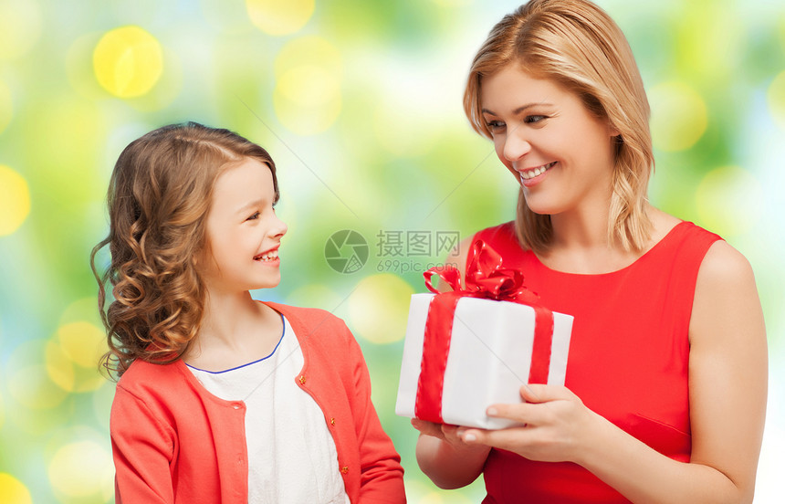 人,假日,诞节家庭快乐的母亲女儿绿灯背景下赠送接收礼品盒图片