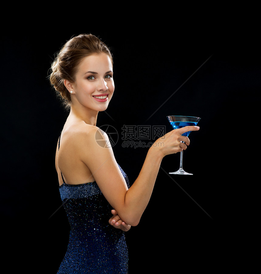 派,饮料,假日,豪华庆祝微笑的女人穿着晚礼服,着黑色背景的鸡尾酒图片