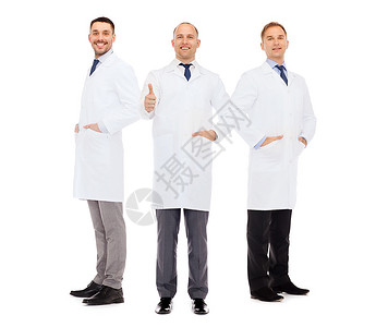 医疗保健,职业医学微笑的男医生穿着白大褂白色背景图片