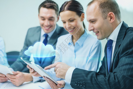 商业,技术,云计算人的微笑的商业队与平板电脑虚拟云投影办公室进行讨论图片