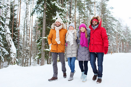 爱,关系,季节,友谊人的群微笑的男人女人冬天的森林里散步图片
