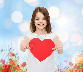爱,慈善,假期,孩子人的微笑的小女孩,红色的心蓝色的灯光田背景图片