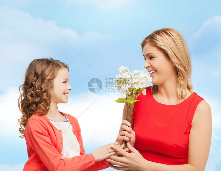 人,假期,关系家庭观念快乐的小女儿蓝天背景下给她的母亲送花图片