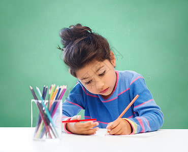 孩子,爱好,童快乐的人的小女孩画绿色粉笔板背景图片