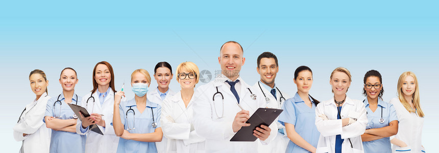 医学,专业,队合作医疗保健国际小微笑的医生医生与剪贴板听诊器蓝色背景图片