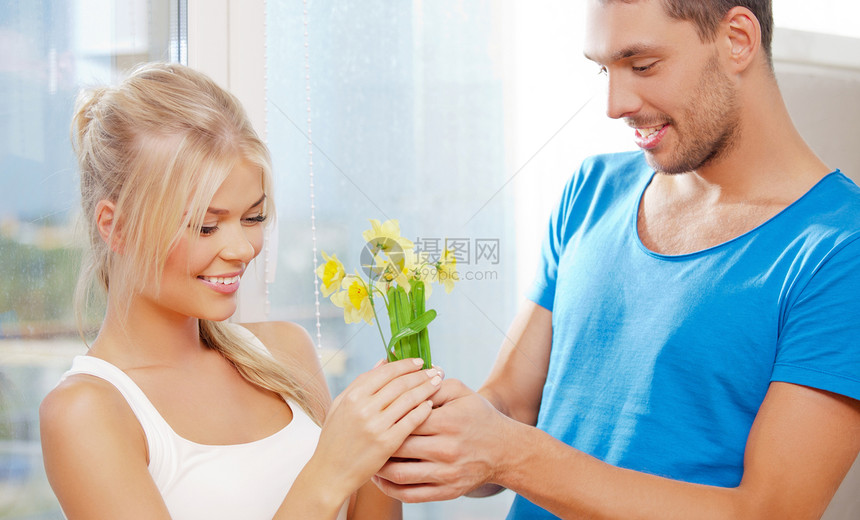 明亮的照片幸福浪漫的夫妇与花,专注于女人图片