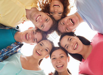 友谊,青春人们群微笑的青少圈子里图片