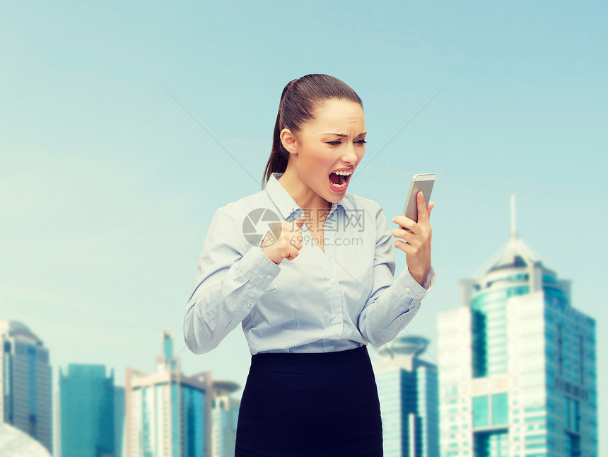 商业,技术教育尖叫的女商人与智能手机外图片