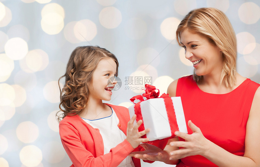人,假日,诞节家庭快乐的母亲女儿节日灯光背景下赠送接收礼品盒图片