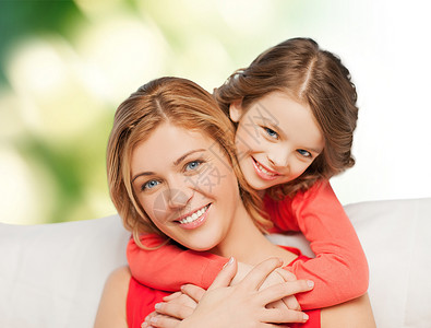 人,爱,假期,家庭母亲的快乐的母亲女儿拥抱绿色背景图片