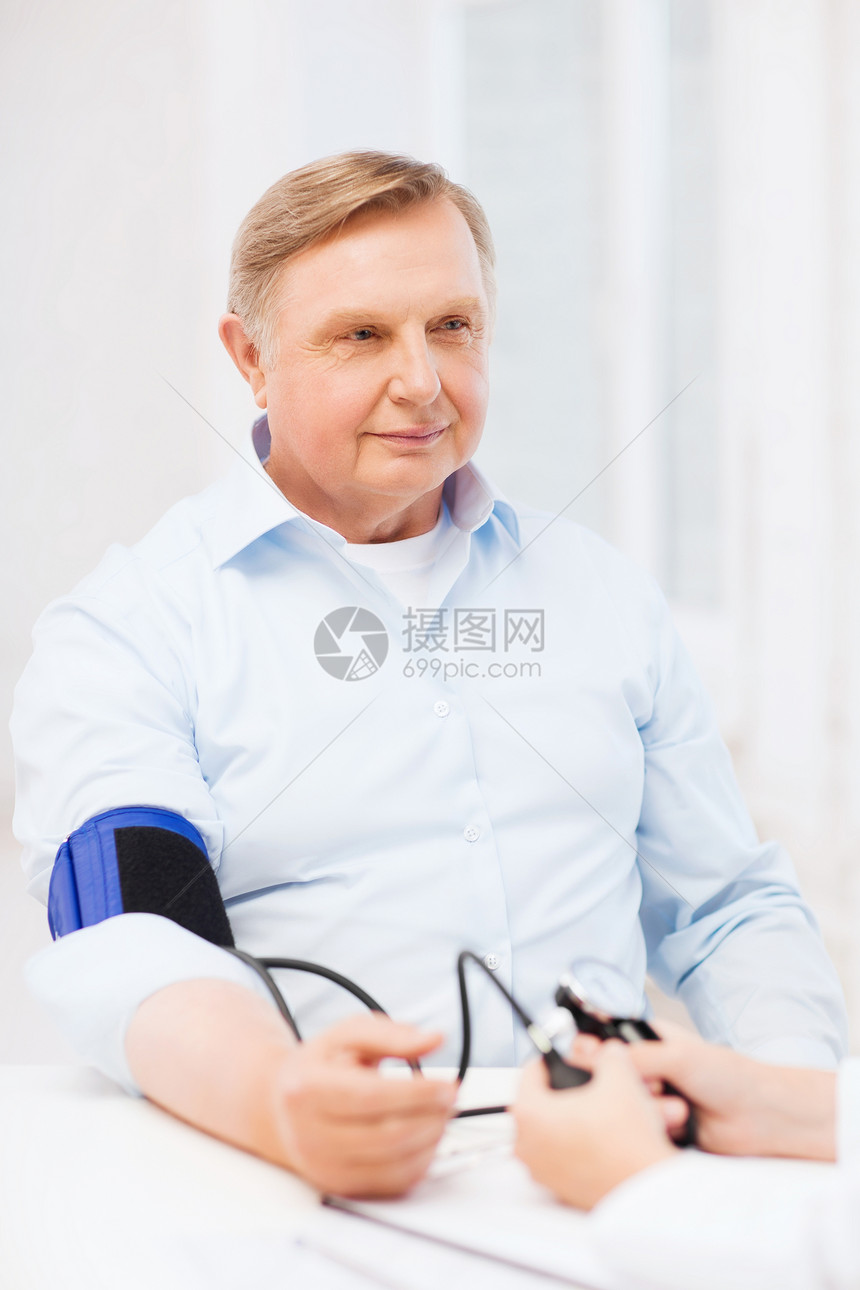 医疗保健,老人医疗女医生护士与男病人测量血压图片