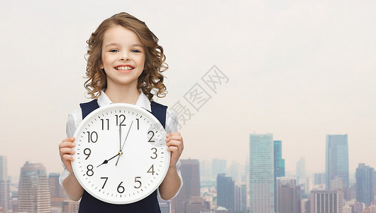 人,时间管理儿童微笑的女孩着大钟8o39时钟城市背景背景图片
