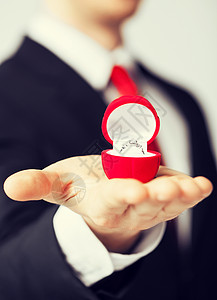 男人用结婚戒指礼品盒求婚图片