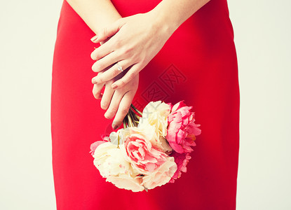女人的手着花结婚戒指图片