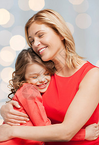 人,幸福,爱,家庭母亲的快乐的母亲女儿拥抱节日的灯光背景图片