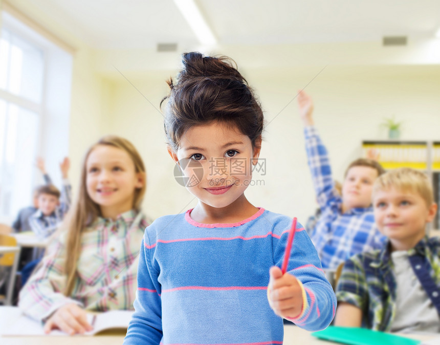 教育,小学孩子的快乐的小学生与笔女孩的课堂同学背景图片