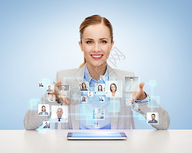 商业,技术,合作,人员招聘微笑的女商人与平板电脑蓝色背景与图标的联系人图片
