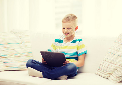 家庭,休闲新技术微笑的小男孩与平板电脑家里图片