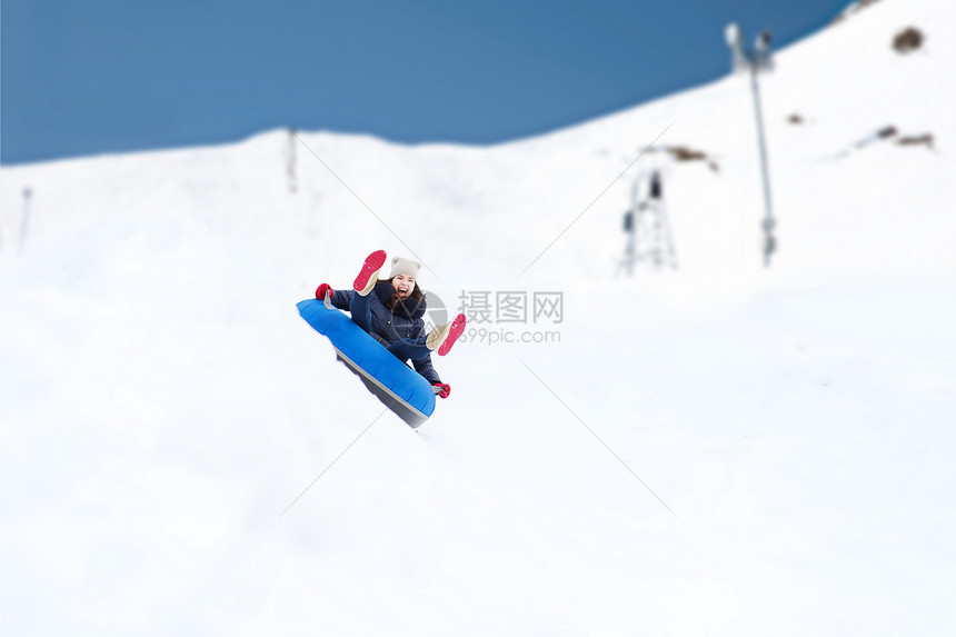 冬天,休闲,运动,人的快乐的十几岁的女孩女人滑下雪管山上的背景图片