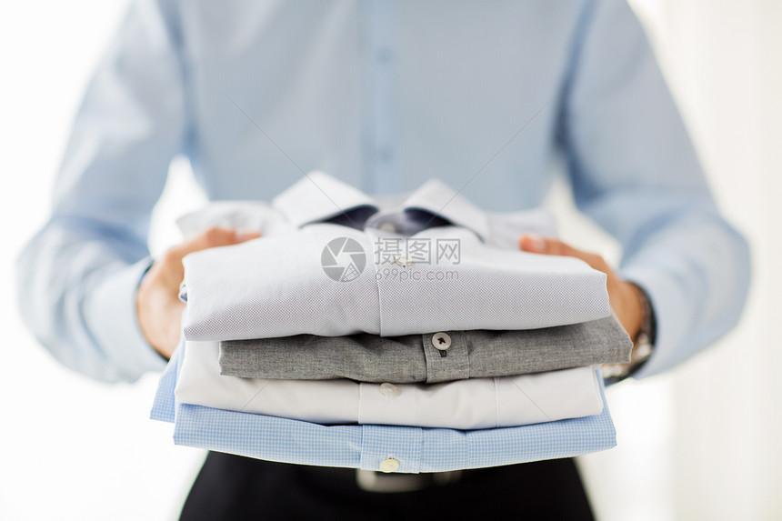 商业,服装人的商人持折叠衬衫图片