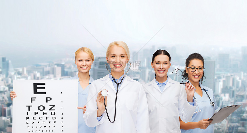 医疗保健,视觉医学微笑的女眼科医生护士与眼睛检查图表,眼镜剪贴板图片