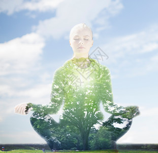 运动,健身,瑜伽,双曝光人们的快乐的轻女人冥想蓝天绿树背景上的莲花姿势图片