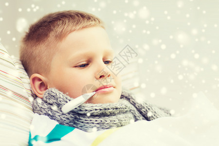 童,医疗医学生病的男孩,体温计躺床上,测量温度家里图片