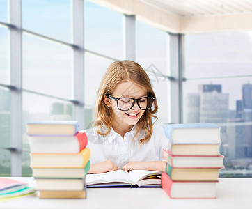 教育,人,孩子学校的快乐的学生女孩学校的眼镜阅读书的课堂背景图片