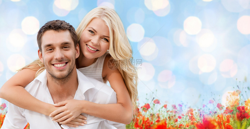 假期,情人节,约会爱情快乐的夫妇蓝光田背景下玩得很开心图片