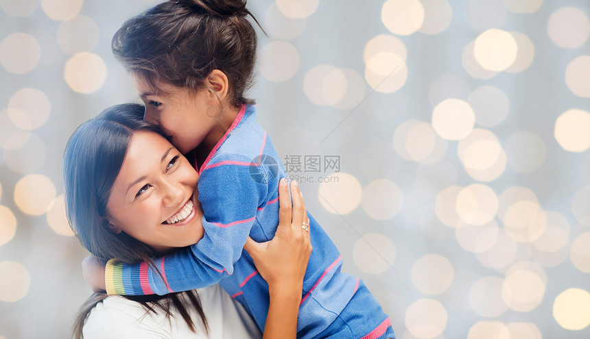 人,幸福,爱,家庭母亲的快乐的母亲女儿拥抱节日的灯光背景图片