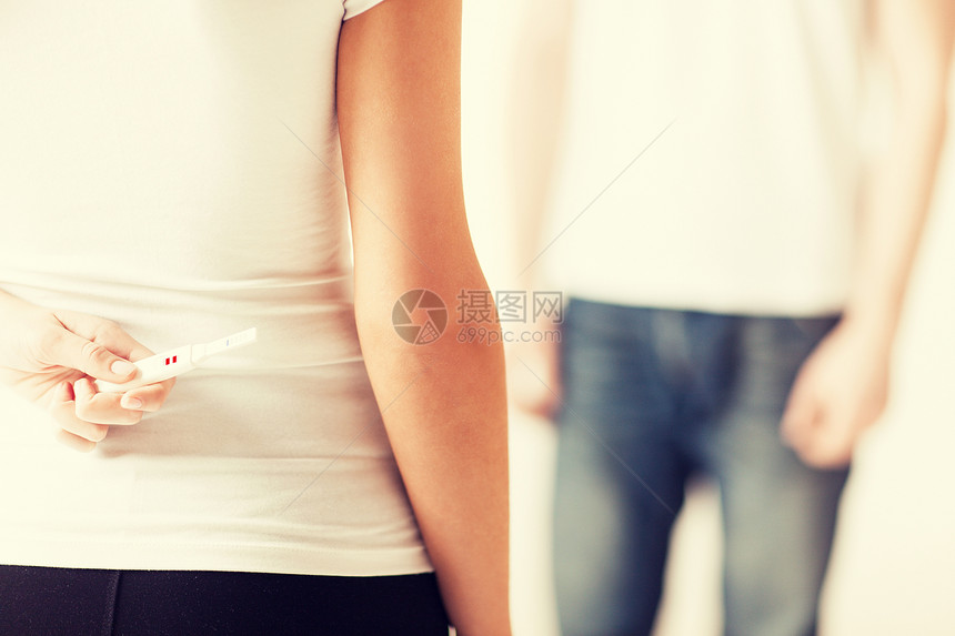靠近女人的手,向男人隐瞒怀孕测试图片