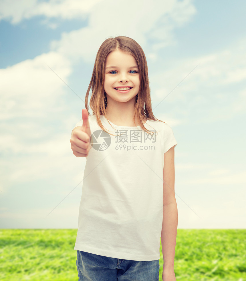 T恤的快乐的人的微笑的小女孩穿着空白的白色T恤,竖大拇指图片
