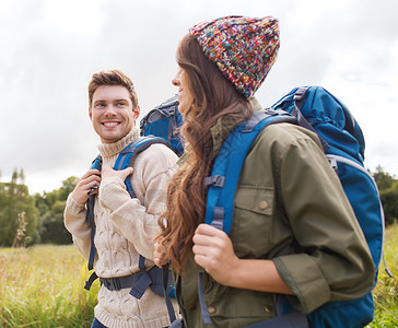 冒险,旅行,旅游,徒步旅行人们的微笑的夫妇步行与背包户外图片