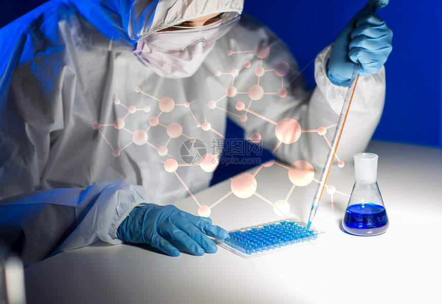 科学化学生物学医学人的用移液管烧瓶制作试验临床实验室研究的轻女科学家的特写图片