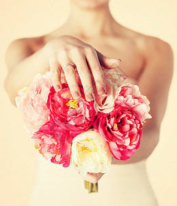 用花结婚戒指接近新娘图片