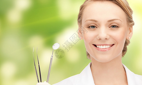 人,医学,口腔医学保健快乐的轻女牙医与工具超过绿色背景图片