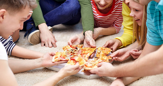 食物,休闲友谊的亲密的快乐青少朋友家里吃比萨饼图片
