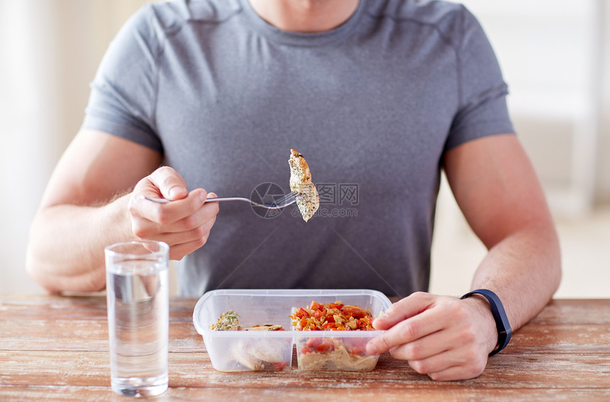 健康的饮食,平衡的饮食,食物人的密切的男手肉蔬菜晚餐与叉子水璃图片
