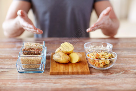 健康的饮食,饮食人的密切的男手碳水化合物食物桌子上图片
