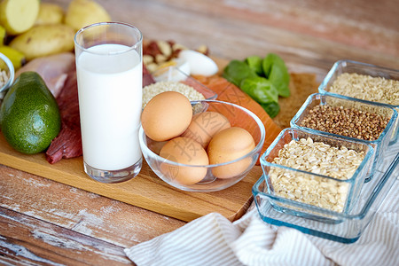 平衡饮食,烹饪,烹饪食品鸡蛋,谷类食品牛奶璃木桌上图片