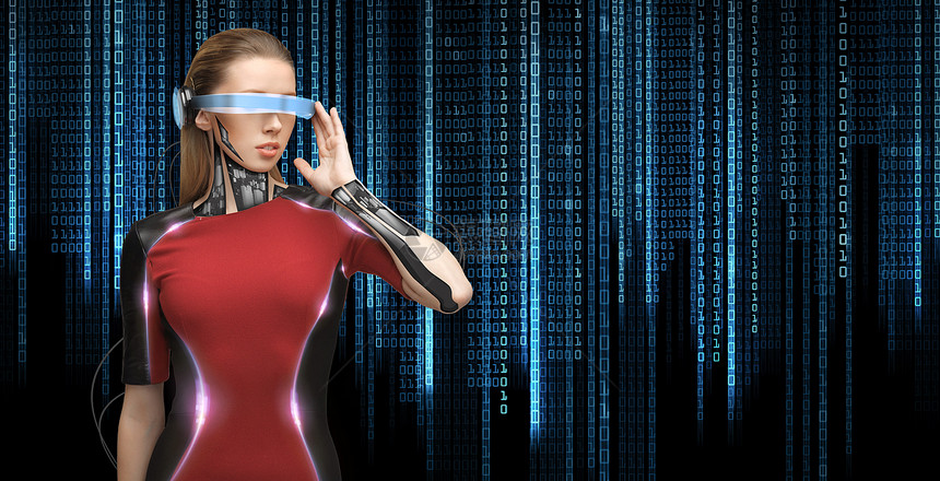 人,技术,未来进步轻妇女与未来主义眼镜微芯片植入传感器黑色背景与蓝色进制系统代码图片