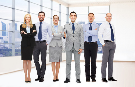 商业,人,伙伴关系手势群微笑的商人办公室的背景下握手图片