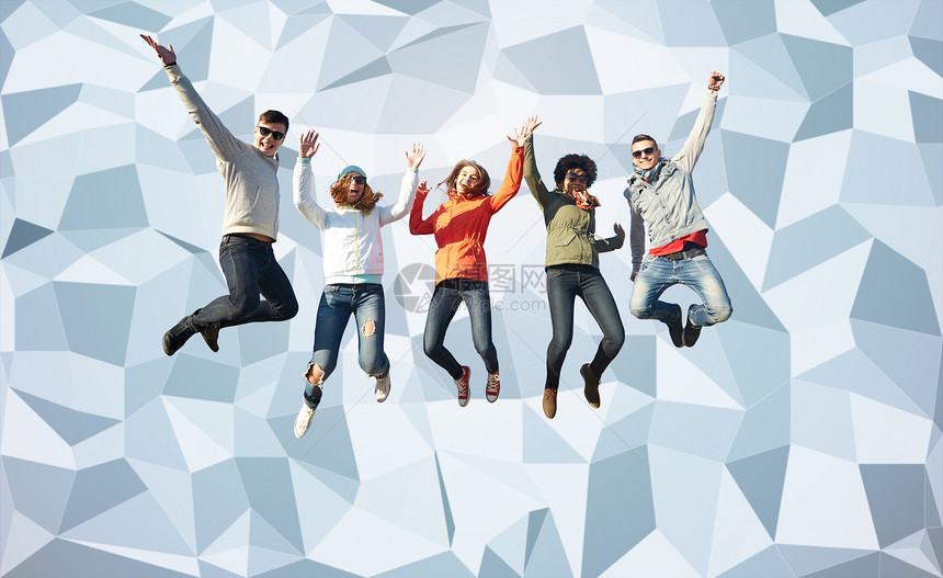 人,自由,幸福青少的群快乐的朋友戴着太阳镜灰色的低聚背景上跳得很高图片