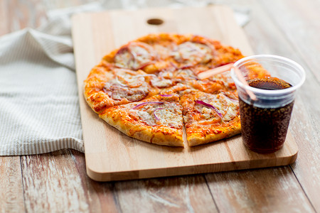 快餐,意大利厨房饮食比萨饼与杯可口可乐饮料木桌上图片